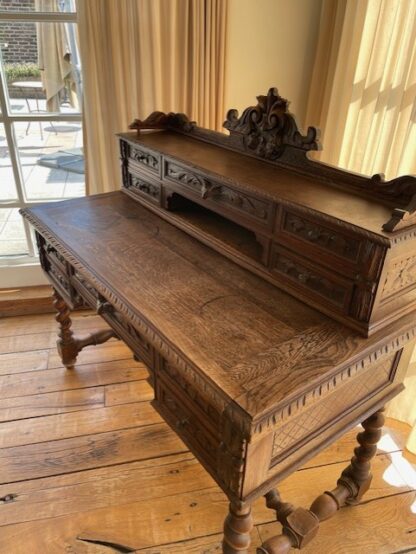 Antiek bureau (in optie)