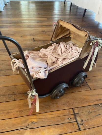 Oude koets / poppenwagen