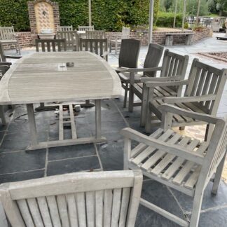 Tafels en stoelen (binnen + buiten/tuin)